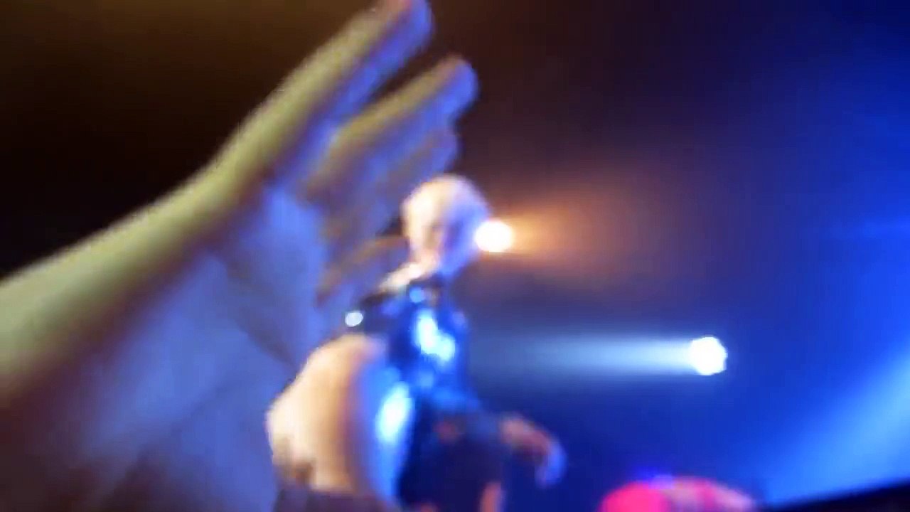 Miley Cirus se lâche en concert et laisse ses fans la tripoter...