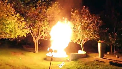 Ils jettent 100 briquets dans le feu