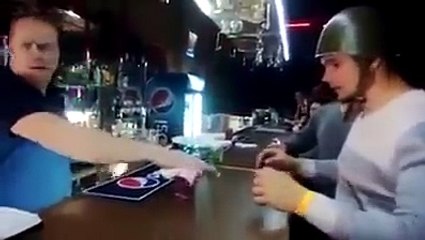 Une drôle de façon de servir à boire !