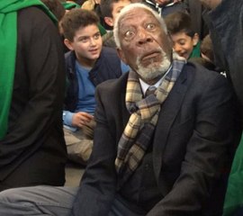 Ünlü Oyuncu, Şii Türbesinde Diz Çöküp Dua Etti