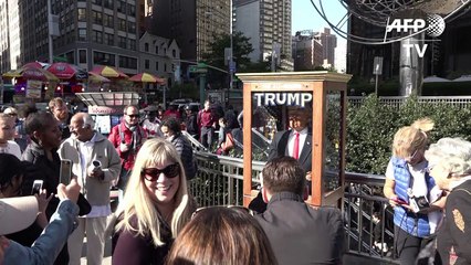 دمية ناطقة على شكل دونالد ترامب تقدم توقعات ساخرة للمارة