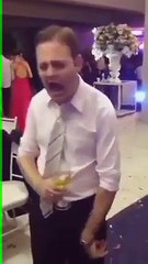 Danser complètement arraché en soirée de taf : FAIL
