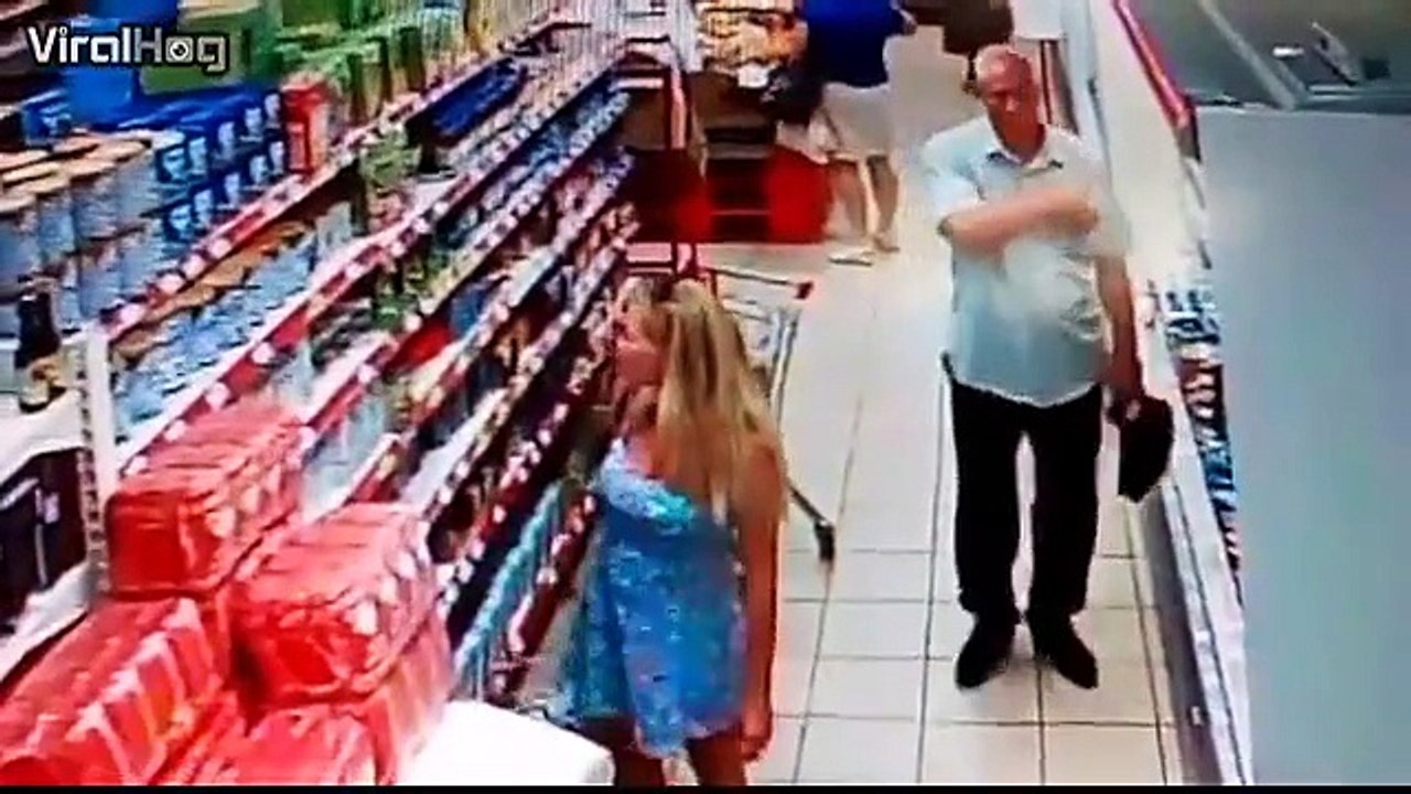 Markette etek altı fotoğraf çekerken yakalandı