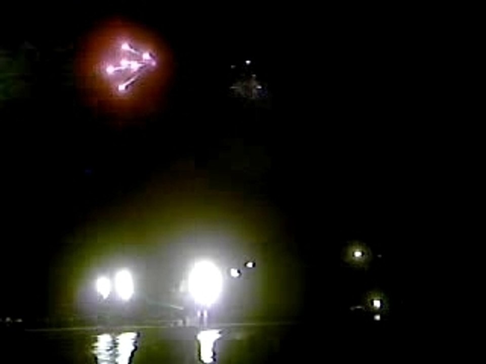 Un feu d'artifice, en bord de mer