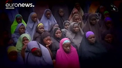 Скачать видео: Nigeria, liberate 21 studentesse delle 276 rapite da Boko Haram ad aprile 2014