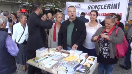 Izmir CHP Konak Meydanı'nda Kitap Dağıttı