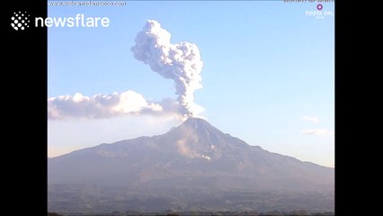 Spectacular volcano eruption in Mexico