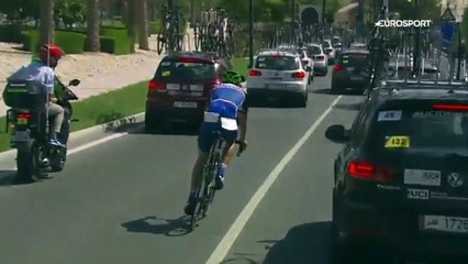 Un cycliste pris dans les embouteillages lors du championnat du monde