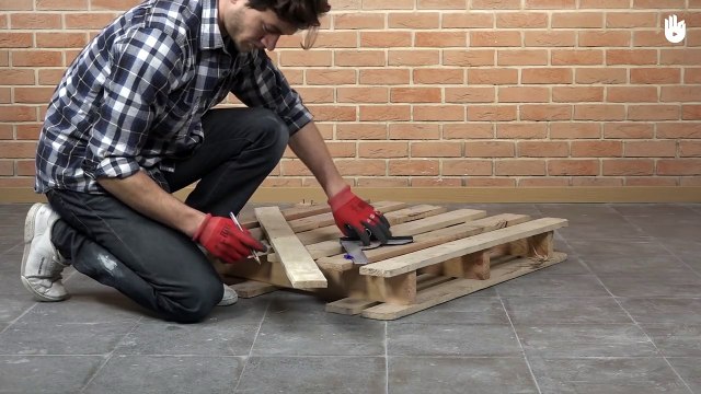 Apprendre à réaliser une bibliothèque en bois palettes!