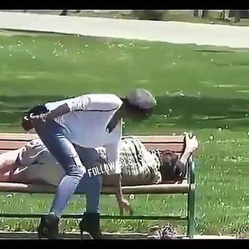 Gli rubano il cellulare mentre dorme Ecco cosa succede