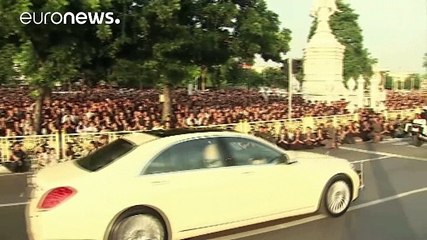 Des dizaines de milliers de Thaïlandais ont suivi le convoi funéraire de leur roi