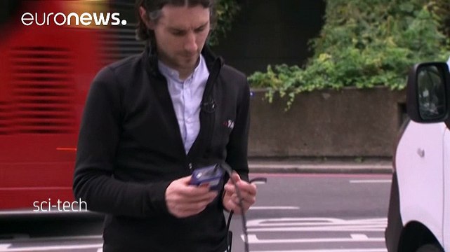 Костюм, що рятує від забруднення зміною кольору