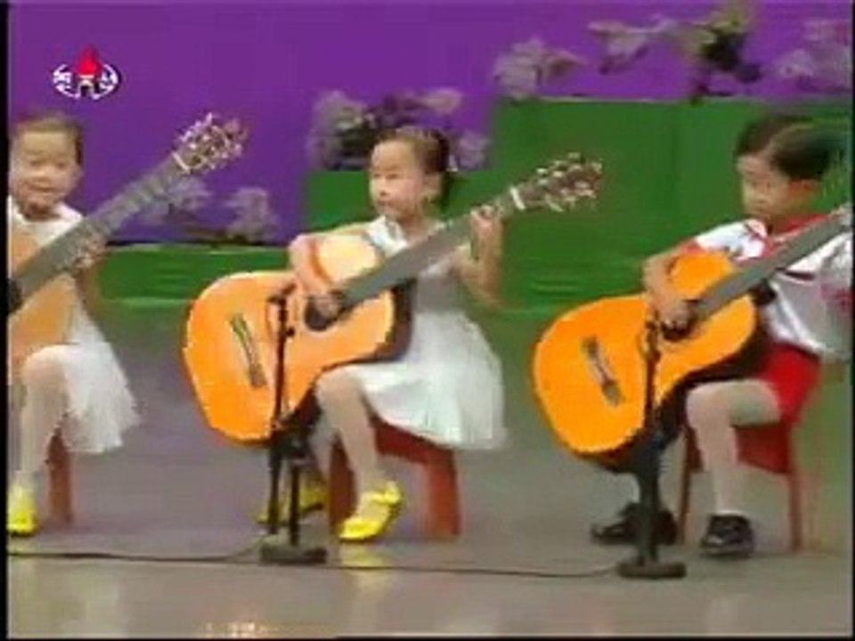 Ces enfants sont plus petits que leurs guitares, mais regardez ce qu'ils sont capables de produire !