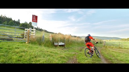 Danny MacAskill et ses étonnants tricks en pleine campagne