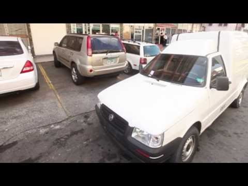 Locales comerciales se toman estacionamientos públicos