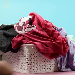 Elle coupe des marques sur carton et les scotch! Elle réalise un accessoire super pratique pour la maison!