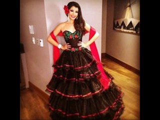 DANIEL ABBALON CANTA CON UNA COPA DE VINO