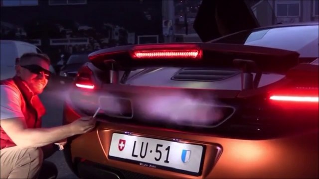 Il utilise sa voiture de sport McLaren 12Cs comme briquet! Un sport de riche...