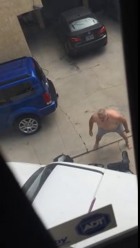 Les pires voisins du monde.. ils se roulent dessus en voiture !