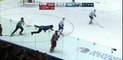 Un supporter de Hockey descend sur la glace et glisse pour s'amuser en plein match
