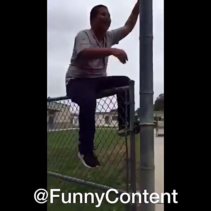 Coincé sur une barrière ce gamin ne veut pas sauter LOL