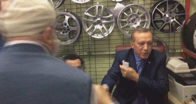 Erdoğan'la Vatandaş Arasında Güldüren Diyalog: Dur Kolumu Koparacaksın!