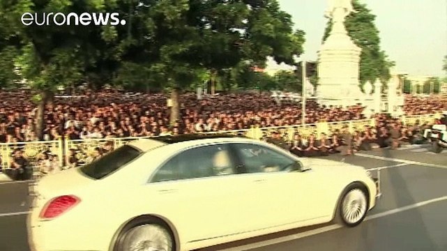 Large crowds in Thailand pay tribute to King Bhumibol