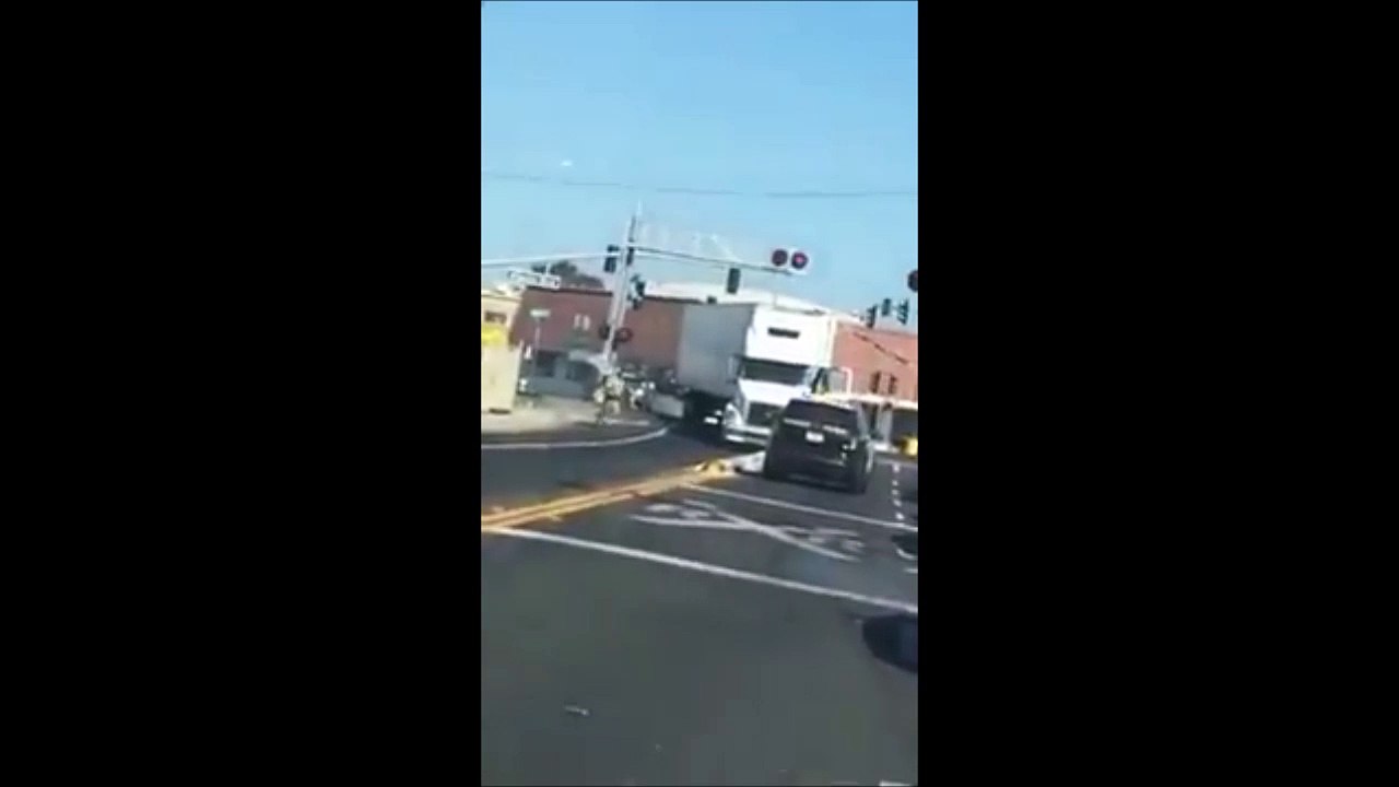 Un semi-remorque coincé sur une voie ferrée pulvérisé par un train
