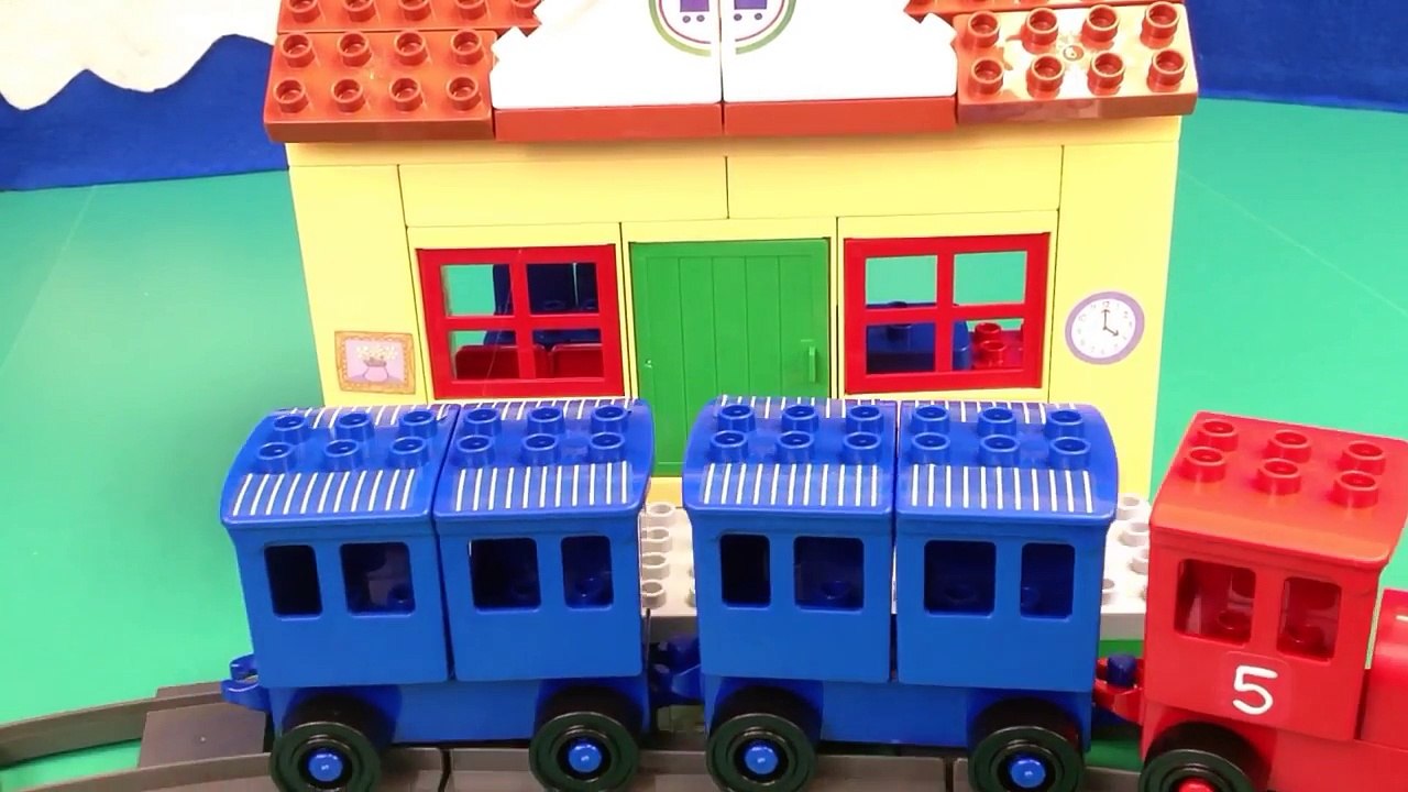 Peppa Pig Train Station Construction Set Duplo Lego Spiderman saves George Pig with Daddy Pig