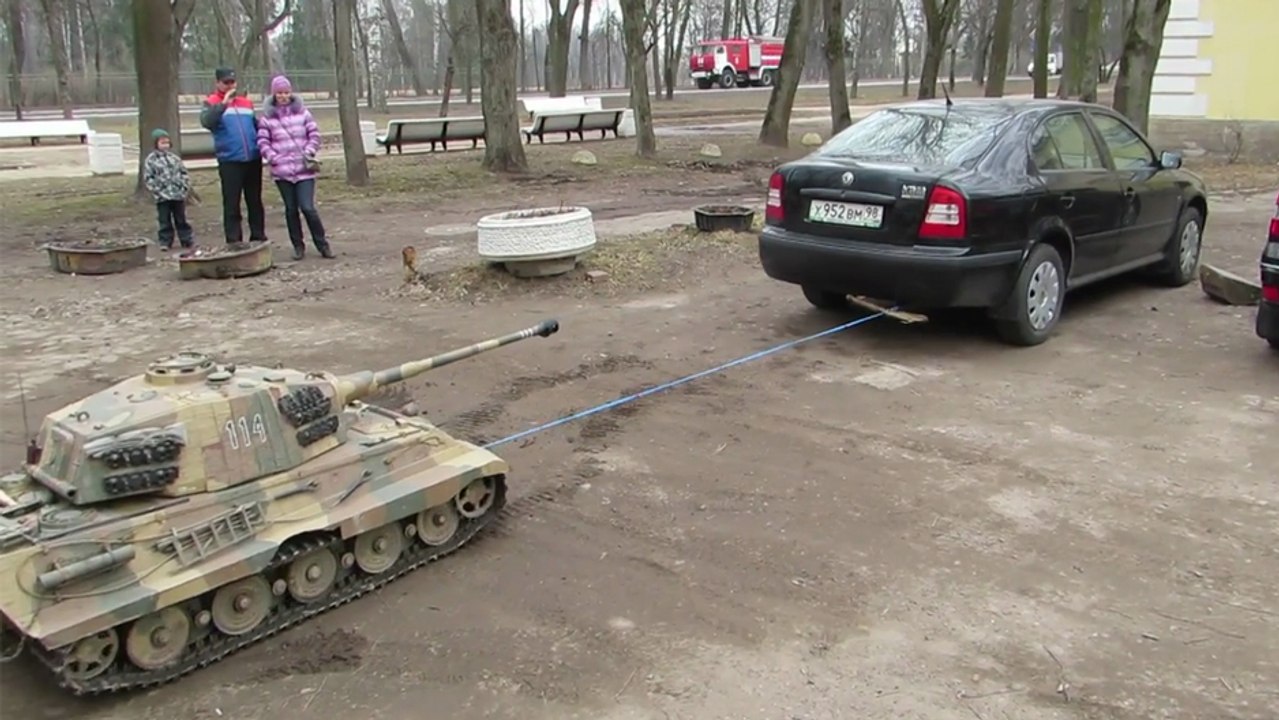 Ce mini char tracte une voiture.. Petit mais costaud !