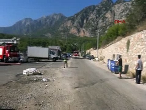 Antalya- Kemer Karayolu üzerindeki balıkçı barınağı girişinde patlama meydana geldi