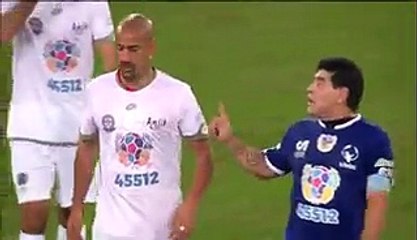 Maradona s’embrouille avec Veron pendant un match pour… la paix !