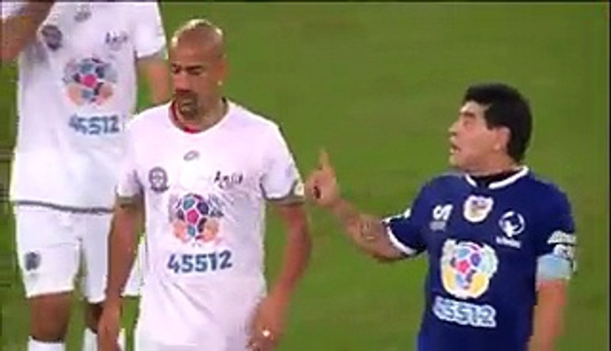 Maradona s’embrouille avec Veron pendant un match pour… la paix !