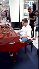 Un des meilleurs pianistes des temps modernes se met à jouer dans un aéroport