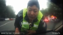 Fuite d'un conducteur en chine avec un policier sur le capot de sa voiture