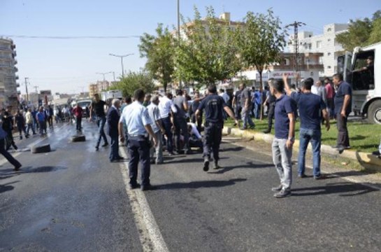 Urfa'da Ortalık Birbirine Girdi! Yolu Trafiğe Kapattı, Linçten Polis Kurtardı