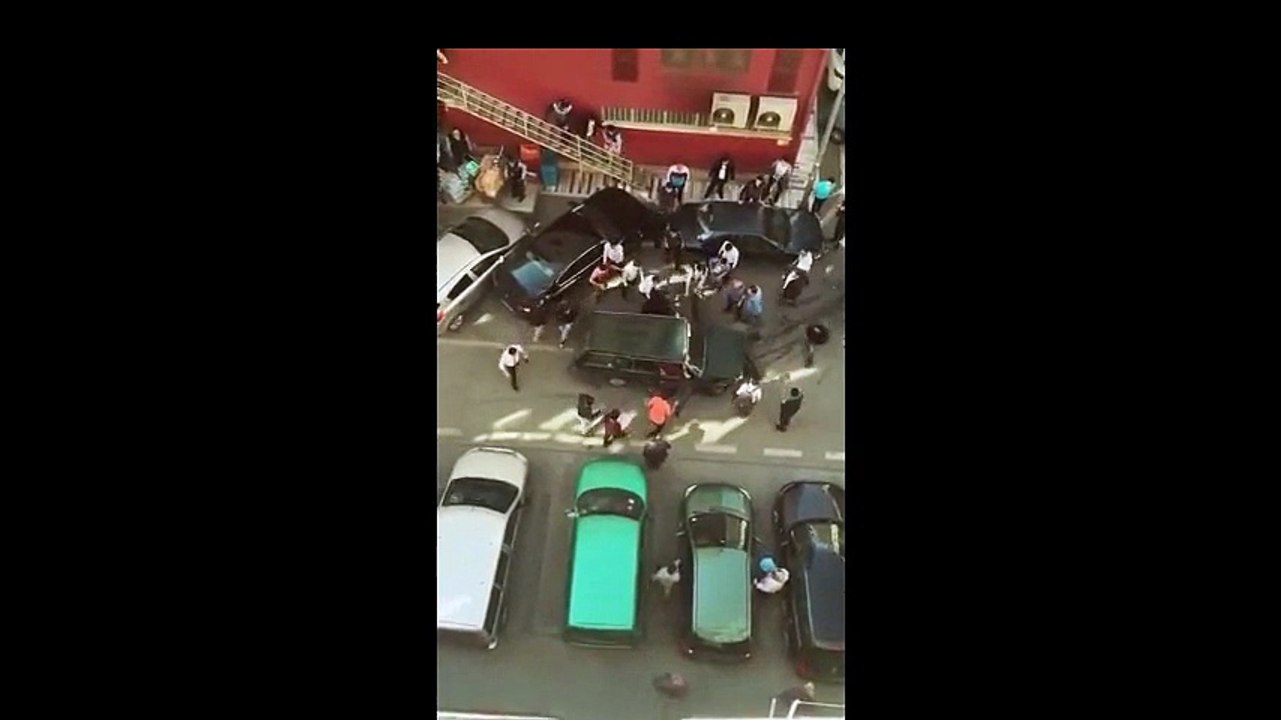 Un fou en voiture percute tout sur son passage !