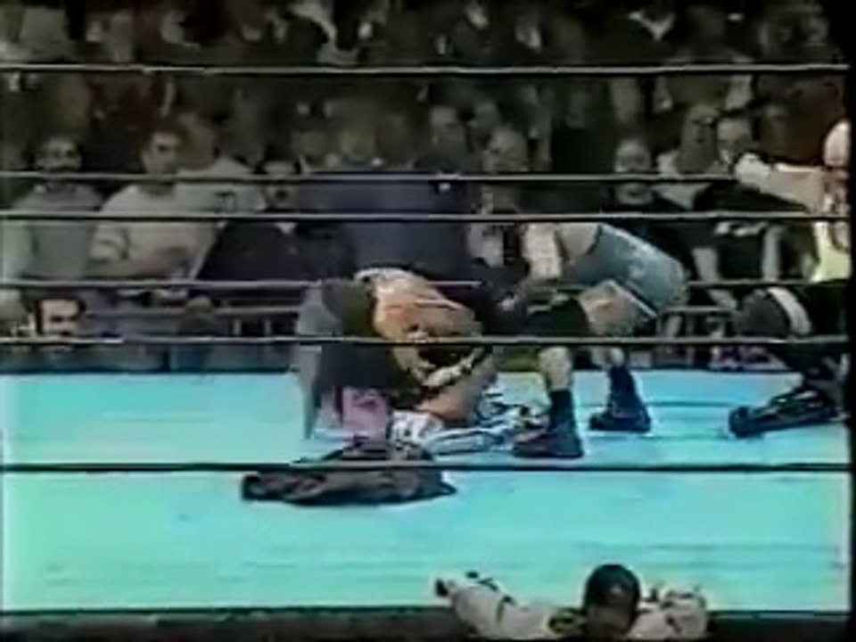 Boks maçında rakibini soyan kadın boksör