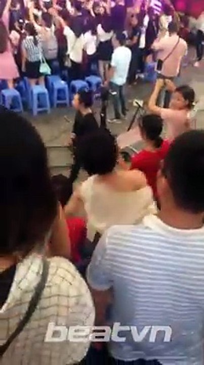 Góc Bay Lắc :)))) Bay mất xác trước khi kịp sờ vào thần tượng :))) Fan Issac :))))