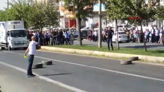 Şanlıurfa- Yolu Trafiğe Kapattı, Linçten Polis Kurtardı Ek Görüntü