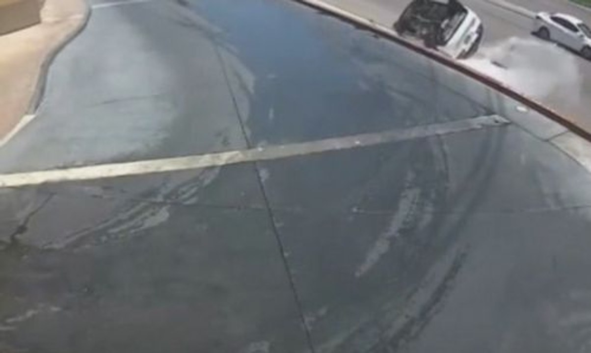 Une voiture loupe son virage et tombe deux mètres plus bas !