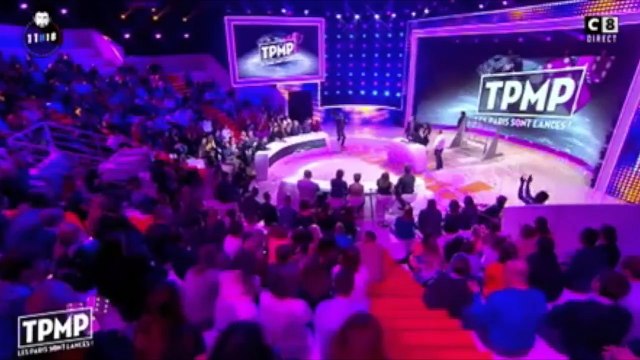 Jean Michel Maire embrasse le sein d'une jeune femme en direct