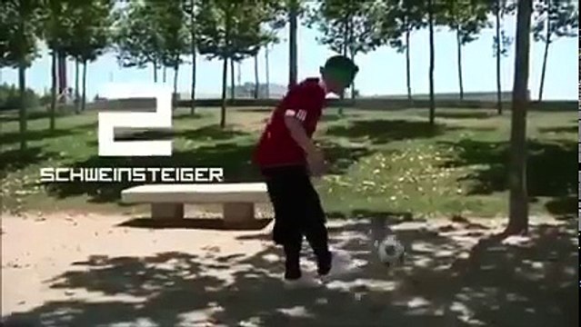 Benzema, Lewandowski, Xavi... Ils ont tous relevé le défi de jongler avec les yeux bandés. Et puis, Ronaldinho...