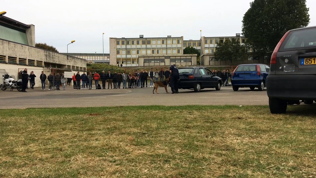 Démonstration de la police au lycée Condorcet de Saint-Quentin