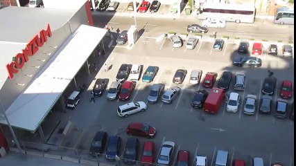 L'anarchie règne en maître sur ce parking totalement chaotique
