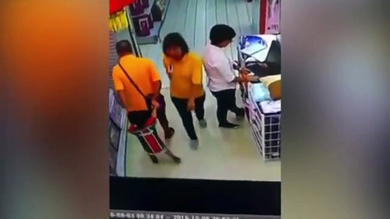 Pai Cai Acidentalmente Em Cima Do Filho!