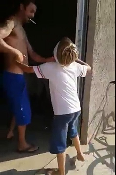 hombre amarra lagarto aun niño humor comedia funny