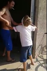 hombre amarra lagarto aun niño humor comedia funny