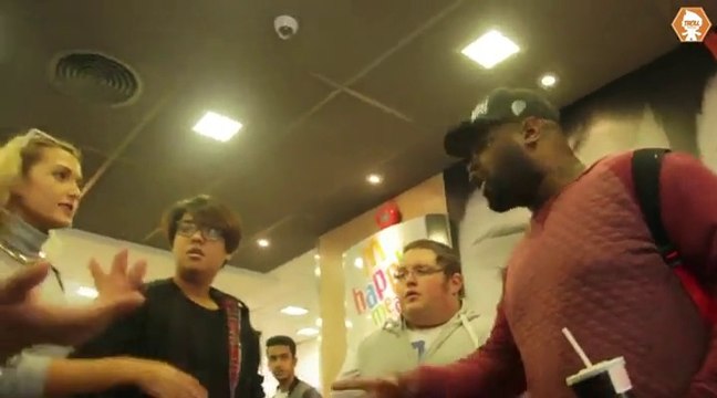 2 femmes s'en prennent à un homme obèse dans un fast food mais un autre va venir le défendre.