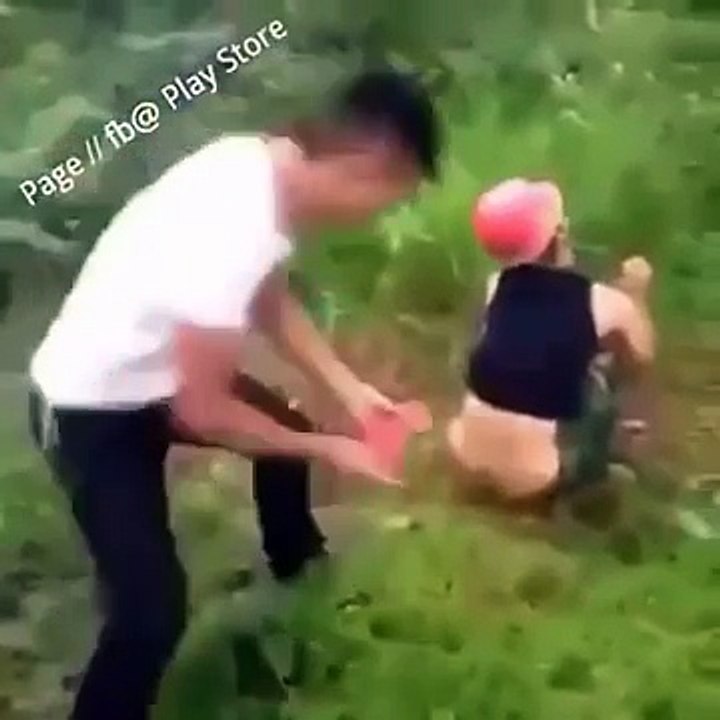Dùng pháo để troll bạn hài không đỡ được